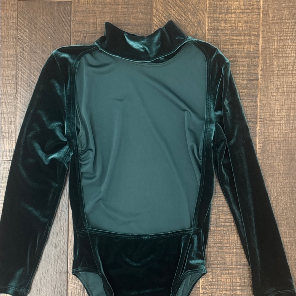 Good American The Velvet Long Sleeve Bodysuit in Green - Picture 7 of 9